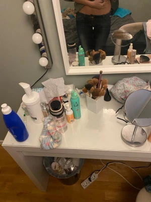 Mörkblå jeans från  weekday  - Säljer ett par bootcut Jeans som är jätte snygga. Ger den perfekta för en avslappnad och trendig look. köpte dessa nyligen men märkte av att dem va dör tighta för mig.25/34