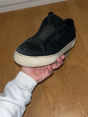 Axel Arigato Clean 90 - Säljer ett par snygga Axel Arigato Clean 90 sneakers i svart. Minimalistisk design som passar perfekt till både vardag och streetwear. Enkla att ta på och väldigt bekväma. Det finns några repor är och där. Inga innesulor kommer med.