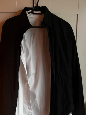Zara slim fit skjortor  - 2x. En vit & en svart. 