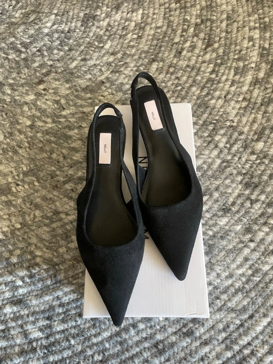 Svarta spetsiga pumps från Nelly