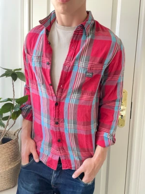 Denim and supply skjorta  - Denim and supply skjorta , Inga defekter! Modellen i bilderna är 180 cm 75 kg och bär Storlek M - lite stor på modellen  , Kom med frågor! 🌟 (Kan gå ned i pris vid köp av paket 😉) 