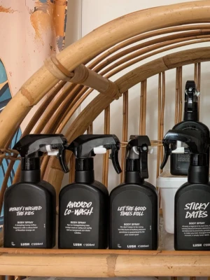 Lush splitpaket  - 3 stycken 10 ml glasdekanter med spray ✨️Välj bland dessa dofter🔅Snowfairy 🔅Let the good times roll 🔅The comforter 🔅Sex bomb 🔅Avocado co-wash 🔅Sticky dates 🔅Milky bath 🔅Grape soda 