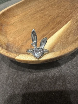 Kanin ring  - Ringen är aldrig använd och 100 % rost- och nickelfri. Den är justerbar och passar därför alla! Hör gärna av dig om du har några frågor ☺️