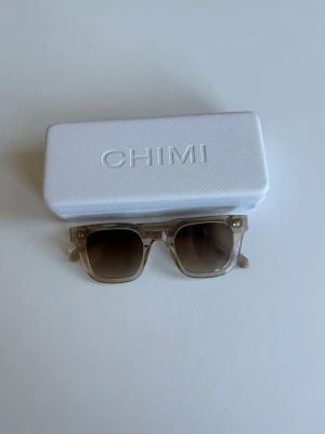 Chimi 04 Ecru - Säljer ett par Chimi solglasögon i modellen 04 och färg Ecru☀️Bågen har blivit pytte lite sne vilket man kan se på bilderna men detta är inget som stör eller syns när man har dom på sig!💞