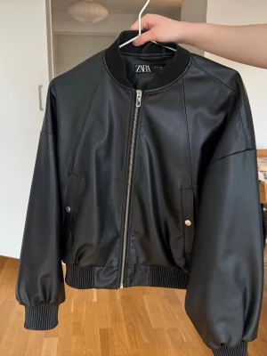 Skinnjacka - Skinnimitations-jacka ifrån Zara. Varit en av mina favoritjackor och går att styla till så mycket! Sparsamt använd, storlek S. Kolla gärna in mina andra annonser så samfraktar jag! 😁