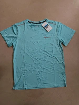Nike miler T-shirt turkos storlek medium  - Ny Nike t-shirt i stilren design. Perfekt basplagg till gym/vardag/sommar.  Oanvänd Populär modell Säljs snabbt  Skickas direkt 📦