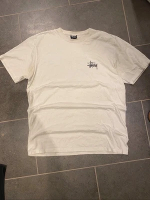Stüssy T-shirt - Säljer denna snygga vita T-shirten från stüssy. Storlek M. Priset kan diskuteras vid snabb affär :)