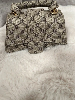 Beige handväska - Säljer en snygg beige handväska