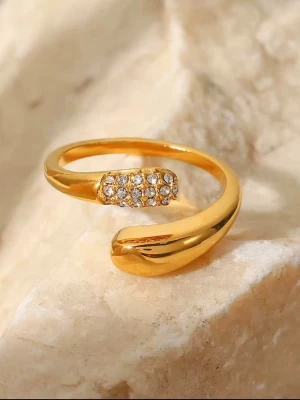 Justerbar ring  - Elegant ring i rostfritt stål, pläterad med 18K guld och dekorerad med gnistrande zirkonstenar. Den justerbara designen ger en bekväm passform.  Ringen passar perfekt för både vardag och fest. ✨