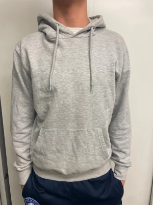 Grå hoodie  - Grå hoodie i storlek M, priset kan diskuteras.