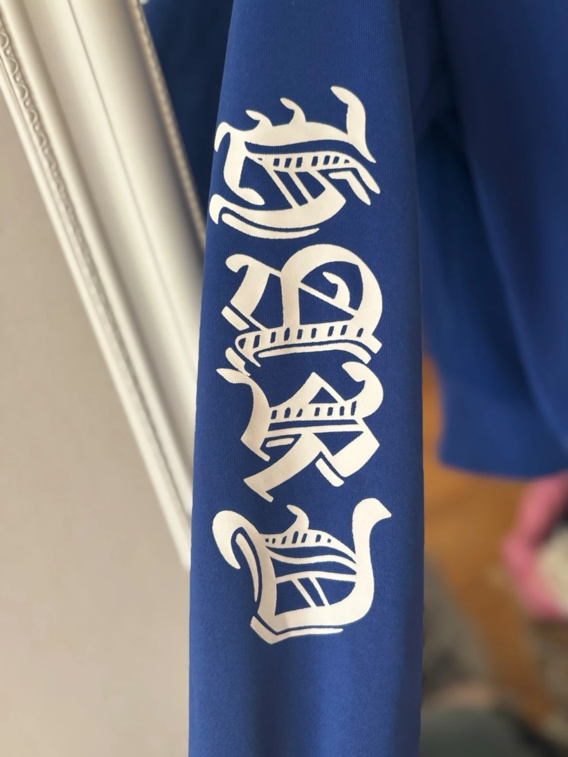 Blå hoodie med tryck på ärmarna - 2