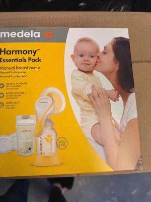 Medela Harmony manuell bröstpump - Medela Harmony Essentials Pack är en manuell bröstpump i vitt och gult. Setet innehåller pump, flaska, förvaringspåsar och amningsinlägg. BPA-fri plast och ergonomisk design gör den smidig att använda och lätt att ta med. Perfekt för dig som vill pumpa bröstmjölk enkelt.