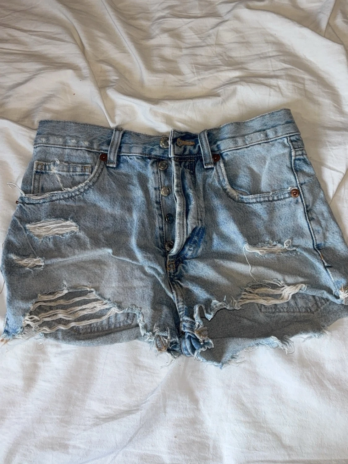 Ljusa denimshorts med slitningar