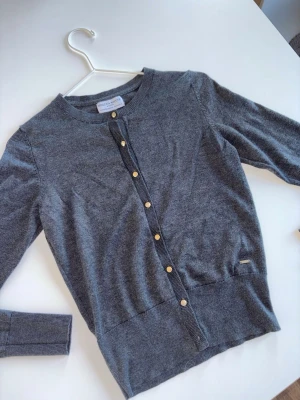 Mörkgrå kofta från Lindex   - Säljer denna fina kofta från Lindex märke Holly & Whyte. Stolek Xs, skriv för fler bilder ☺️💕