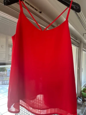 Röd linnetopp med tunna axelband - Snygg röd linnetopp med tunna axelband från only storlek 34, aldrig använd.