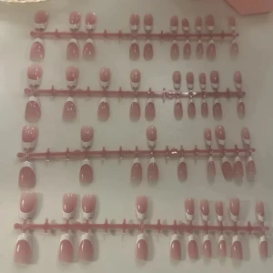 Naglar press on  - Naglar som kommer med fil