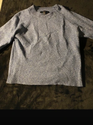 Ljusblå stickad tröja - Mysig ljusblå stickad tröja. Tröjan är från Vero Moda. Väldigt varsamt använd och i mycket bra skick!