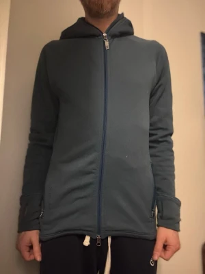 Houdini Power Houdi (M) - Säljer Houdini hoodie i storlek medium. Är i bra skick. Mörkgrön färg. 