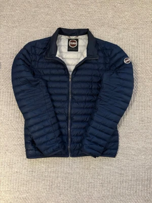 Colmar jacka - Hej! Nu säljer vi denna riktigt snygga marinblåa jackan från Colmar. Den är i fint skick och använts varsamt. Jackan är i storlek 50 vilket motsvarar M-L. Jag som har M i storlek i vanliga tycker att jackan sitter väldigt bra men nu säljes den då jag har en ny. Skriv vid minsta lilla fundering, pris är inte hugget i sten!