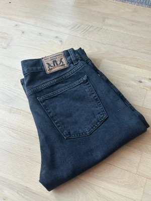 Svarta jeans från Sweet Sktbs - Säljer ett par svarta jeans från Sweet Sktbs. Jeansen har baggy passform och har en snygg tvättad look och är tillverkade i bomull. Perfekta för dig som gillar streetwear och enkel stil.