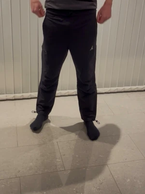 Svarta byxor - Svarta sköna byxor från Jordan