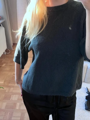 Mörkblå stickad t shirt - Stickad mörkblå t shirt