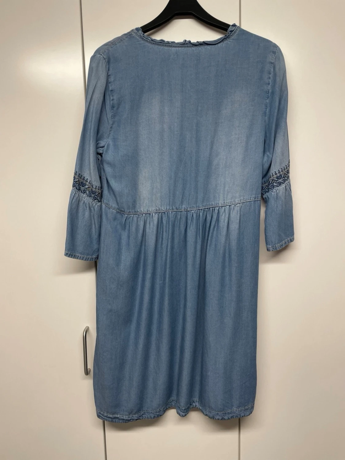 Blå jeansklänning med knappar från Cream - 1