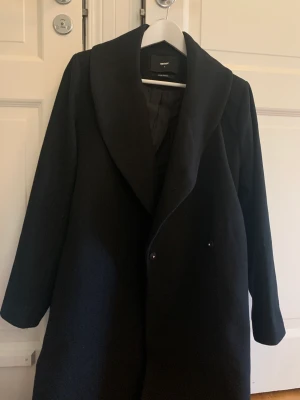 Kappa från bikbok  - Snygg vinterkappa från bikbok i stl 36. Säljs då den inte kommer till användning.