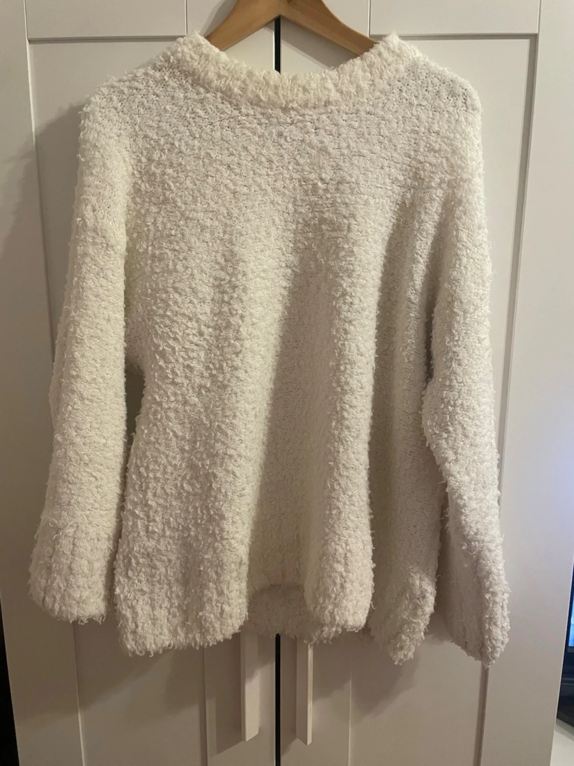 Vit fluffig stickad tröja