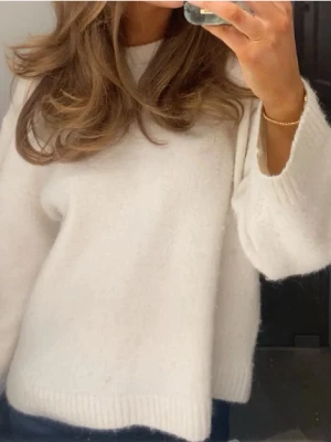 Vit stickad tröja med rund hals - Mysig vit stickad tröja från Gina💕.