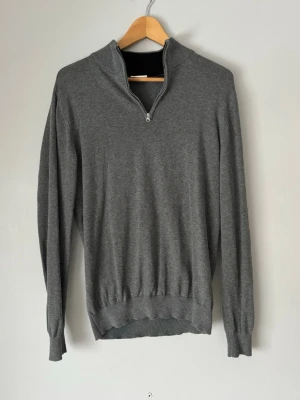 Grå John Henric halvzip  - Snygg grå John Henric Halvzip | Storlek M | Grymt skick! | Pris kan diskuteras 💴 