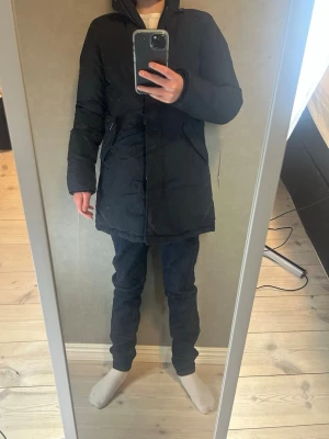 Svart Woolrich Jacka - stl S - Svart woolrich jacka som passar folk runt 165-170 beror på hur du vill att den ska sitta! Priset är ej hugget i sten skickar inom 24h med PostNord och Instabox