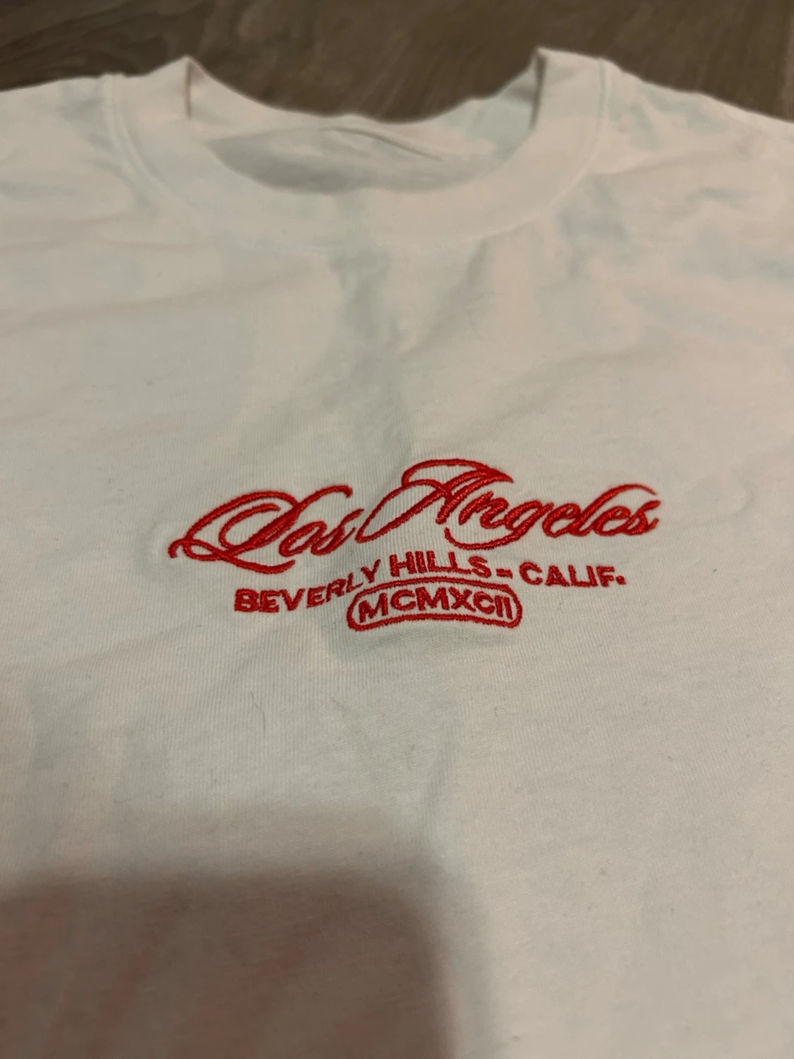 Vit t-shirt med röd brodyr - 1