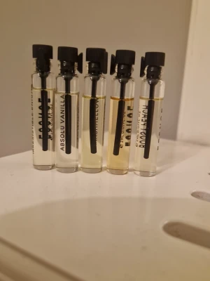 Helt nya testers från Essnce  - Fem helt nya testers, aldrig öppnade då jag haft dubbletter. Absolu vanilla, Irresistible enigma, Carashmallow, orange blossom och boosy peach. 