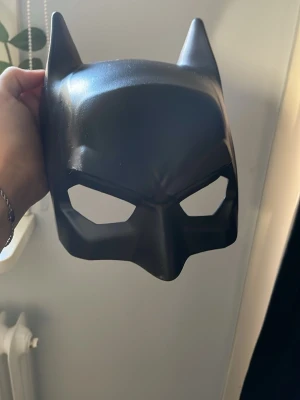 Svart Batman mask. - Sjukt bra utklädnad om du ska ut på fest o vill se bäst ut på en tema fest. Sitter sjukt bra och faller inte av.