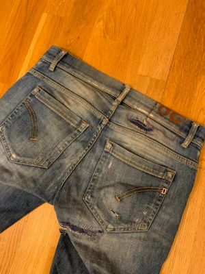 Dondup jeans - Säljer ett par otroligt feta fondue jeans i storlek 29 och detta par har nog dom snyggaste slitningarna jag sett, ny pris 4000kr säljer för endast 1499 men pris kan diskuteras vid snabb afför 