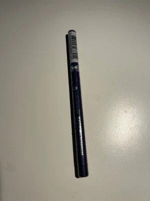 Yves Rocher Eyeliner 04 Violet - Eyelinerpenna från Yves Rocher i färgen 04 Violet. Pennan har en klassisk smal form och är lätt att applicera för en precis linje. Perfekt för att skapa en markerad look med en touch av lila.