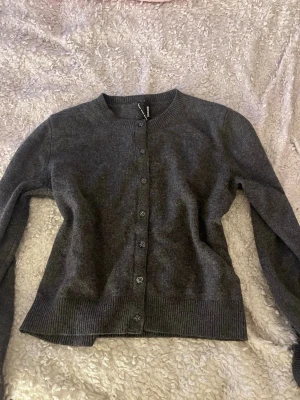 Mörkgrå kofta från Bikbok  - Knappt använd, cashmere wool blend 