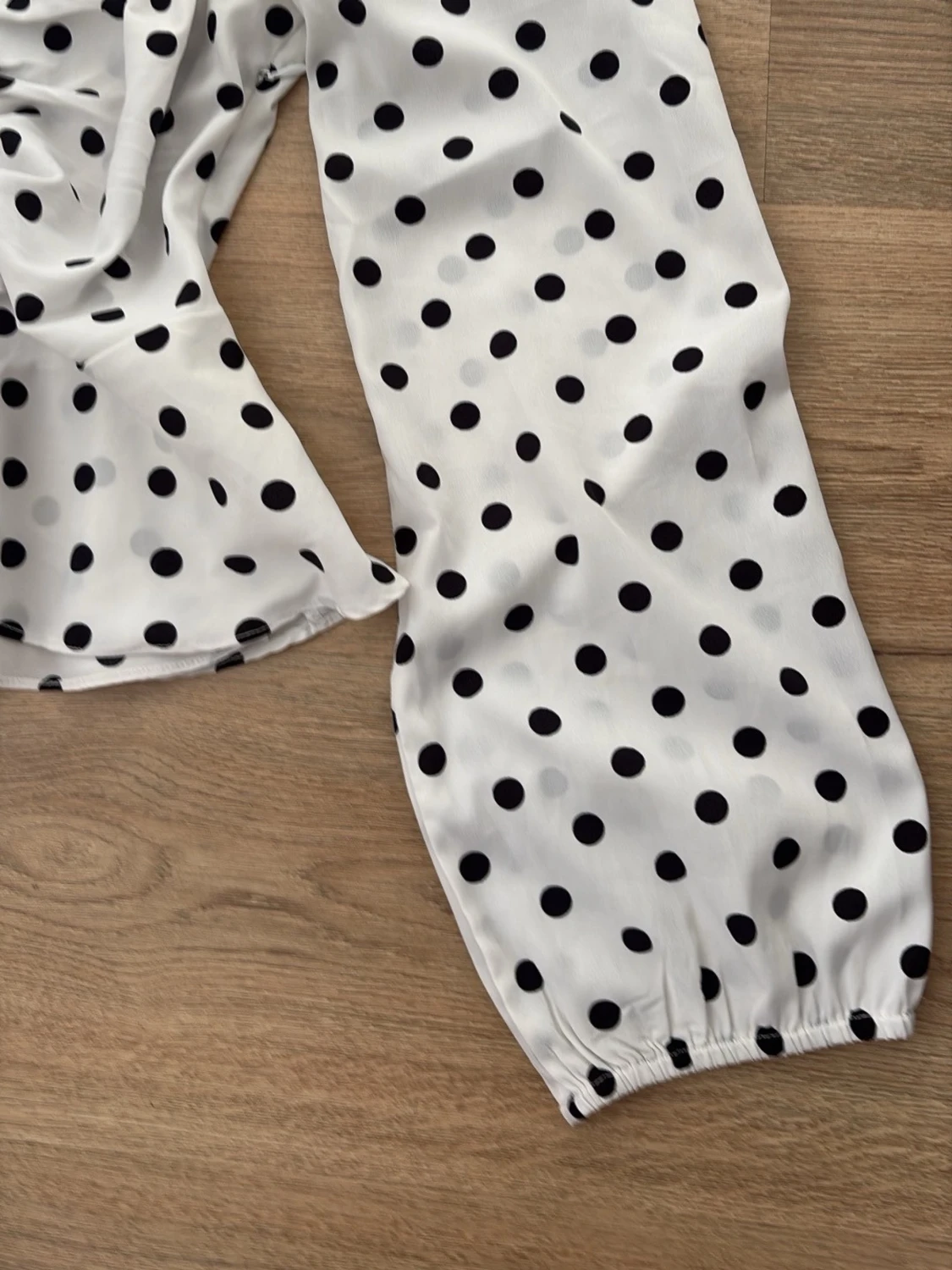 Vit prickig blus med rynkdetalj - 3