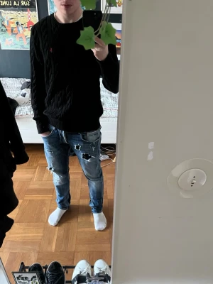 Svart kabelstickad tröja Polo Ralph Lauren - Svart kabelstickad tröja från Polo Ralph Lauren med klassisk röd logga broderad på bröstet. Rund hals och ribbade muddar vid ärmslut och nederkant. Tillverkad i mjuk premium bomull. Storlek S men stor i storleken så kan även passa M. Äkta! Fråga gärna angående qr kod eller storlek!🍾👌