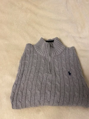 Ralph lauren quarter zip - En grå halvzip från Ralph lauren Inga skavanker Storlek xs Tveka inte att höra av er om ni har funderingar eller vill ha mer bilder