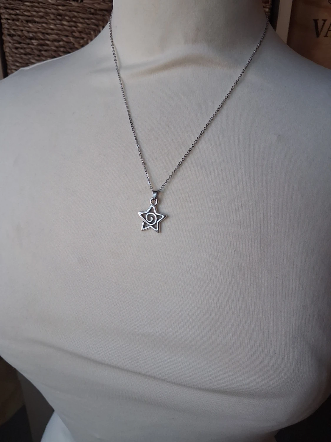 Silverfärgat halsband med stjärnhänge - 1