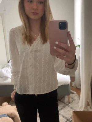 Vit blus  - Vit blus från vila💕