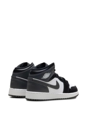 Nike Air Jordan 1 Mid svart/vit -  Intressekoll på mina nygga Nike Air Jordan 1 Mid sneakers i svart och vitt läder med klassisk Swoosh på sidan och Air Jordan-logga vid ankeln. Skorna har en vit mellansula och svart yttersula, samt svarta skosnören. Perfekt för dig som gillar streetwear och ikonisk design. Kan skicka bilder om det behövs och om ni vill ❣️