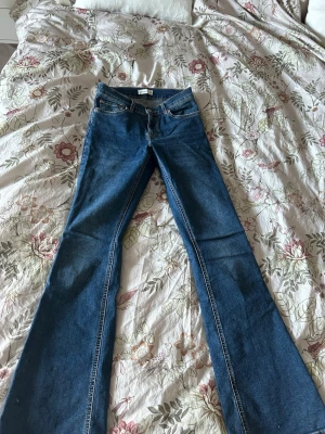 Mörkblåa bootcut jeans från Gina Tricot  - Mörkblåa bootcut jeans från Gina, i storlek S/36 midwaist. Inget tecken på användning.