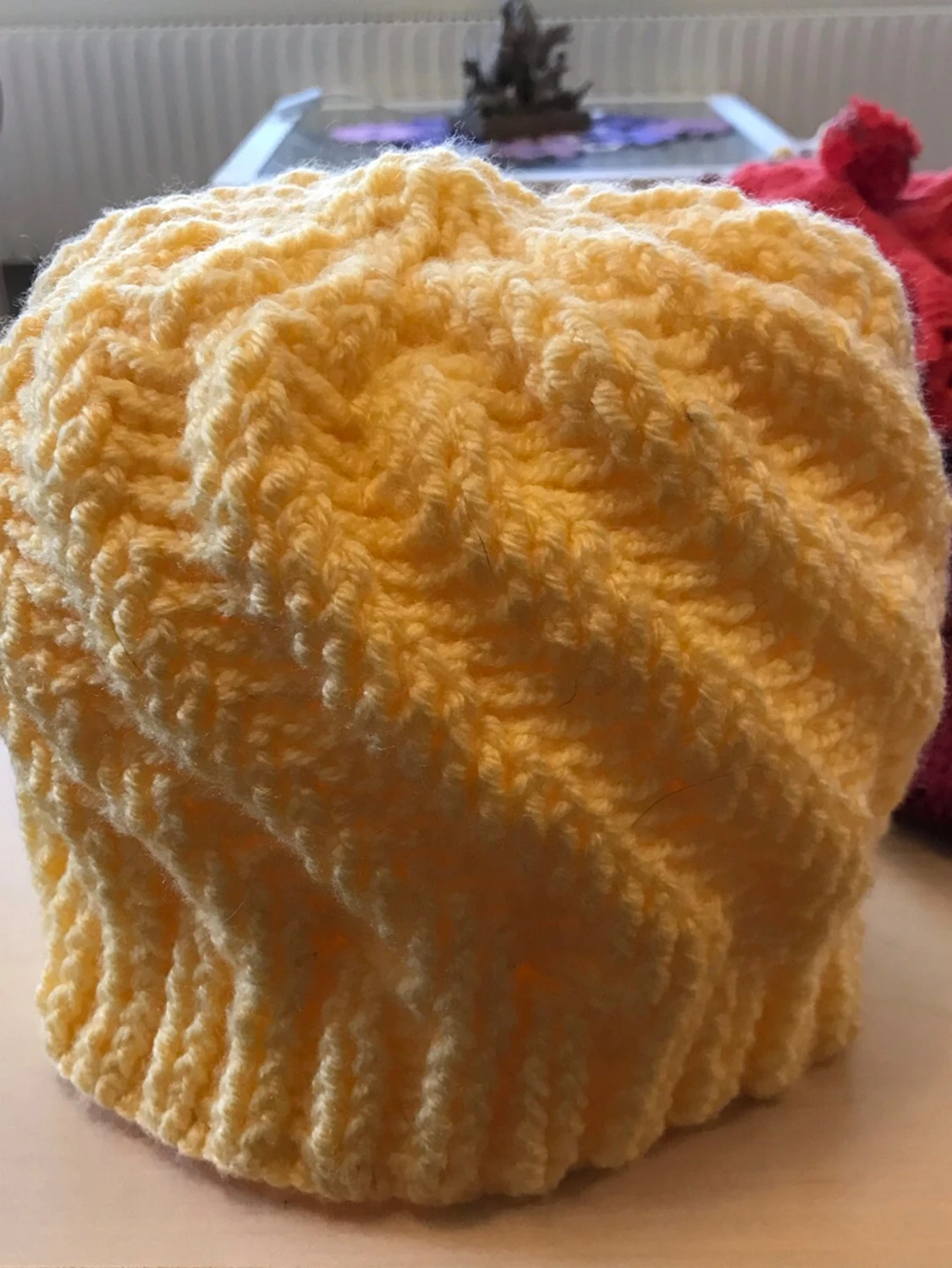 Färgglad virkad mössa med tofs - 2