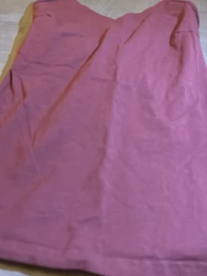 Vinröd linne i bomull - Enkel och snygg vinrött linne i mjukt bomullstyg. Linnet har en rak passform och passar perfekt till en avslappnad stil. Inga synliga detaljer eller mönster, bara en clean look.