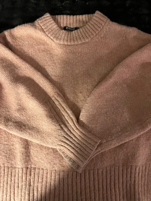 Stickad tröja  - En rosa stickad tröja från Gina tricot; den är mer rosa i verkligheten men fick ej med de på bild 