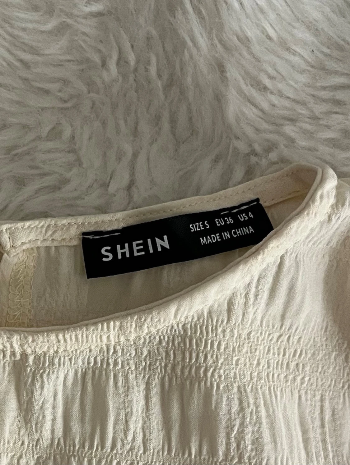 Vit blus med rynkdetaljer och volanger - 4