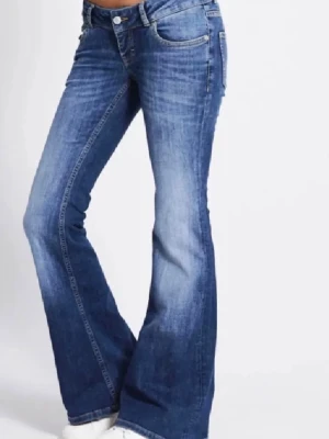 Blaze jeans - Blaze jeans i storlek S full length. Helt oanvända med alla lappar kvar. Har de i färgen blå o helsvart.